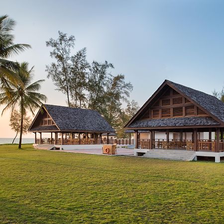 Le Menara Khao Lak Hotel Exterior photo